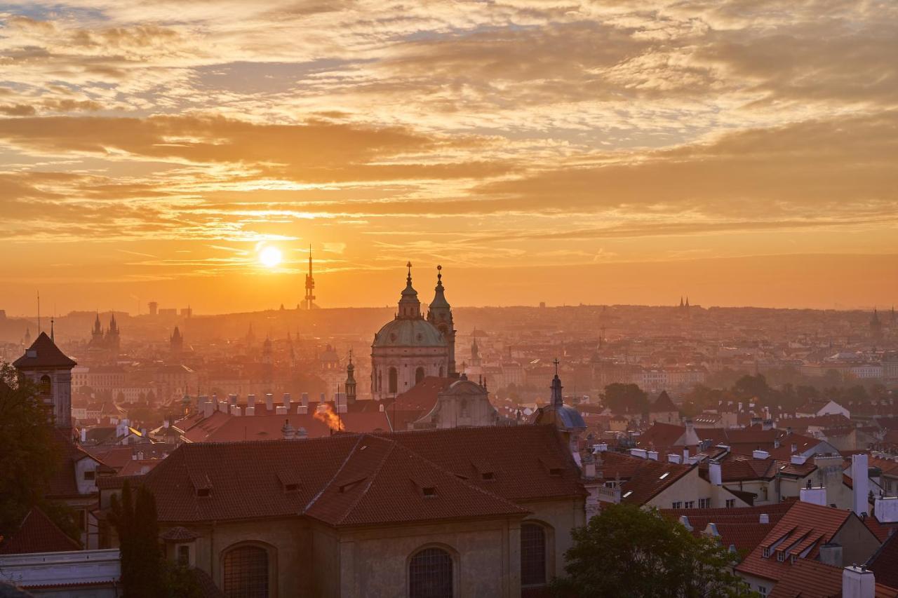 Sky Suite Hotel Praag Buitenkant foto
