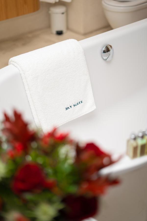 Sky Suite Hotel Praag Buitenkant foto